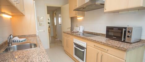 Een koelkast, een magnetron, een oven, een vaatwasser