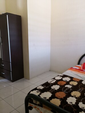 Desk, blackout drapes, iron/ironing board, bed sheets - Kuala Mengalong Cottage (Sipitang)