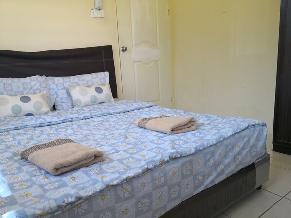 Bureau, rideaux d’obscurcissement, fer et planche à repasser