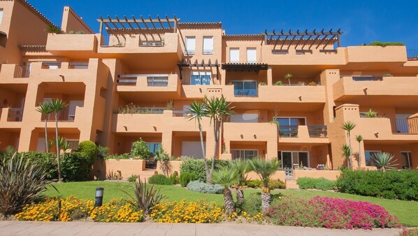 Unclassified image, 1 of 39, button