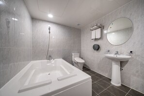 Articles de tocador gratuïts, assecador de cabells i barnussos 