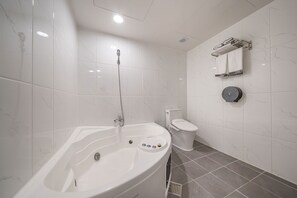 Kostenlose Toilettenartikel, Haartrockner, Bademäntel