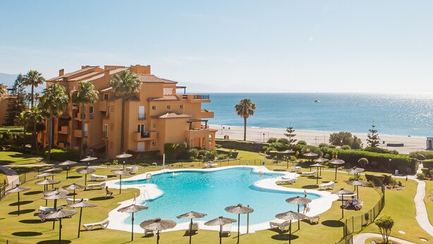 A resort with a pool, beach, and ocean view. - Los Granados de la Duquesa 421 (Manilva)