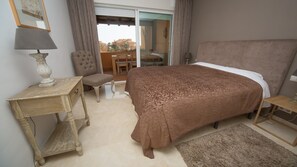 3 slaapkamers, een strijkplank/strijkijzer, gratis wifi, beddengoed