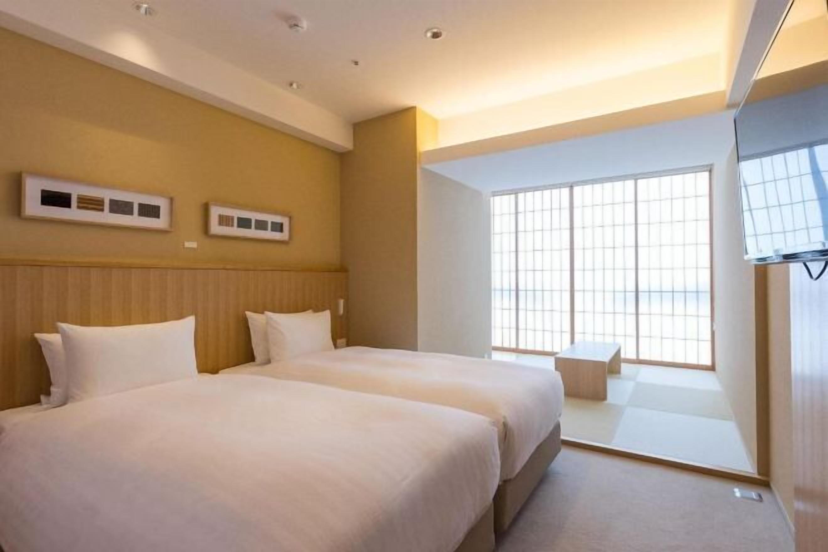 Een kluis op de kamer, een strijkplank/strijkijzer, gratis wifi