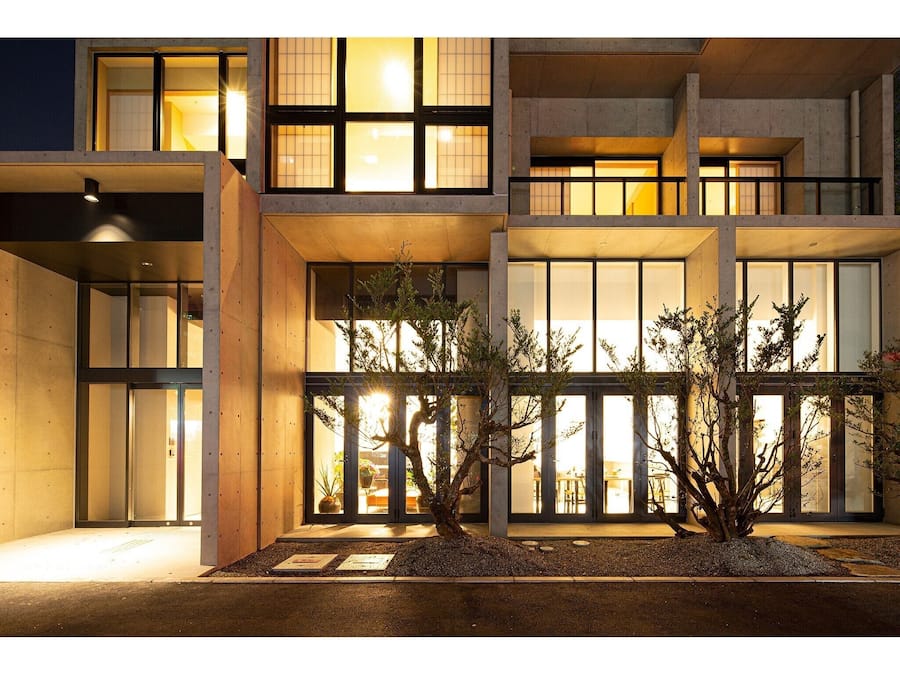 Overnatningsstedets facade – aften/nat