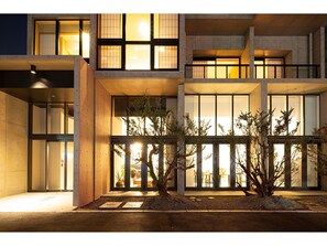 Vista frontal de la propiedad por la tarde o noche