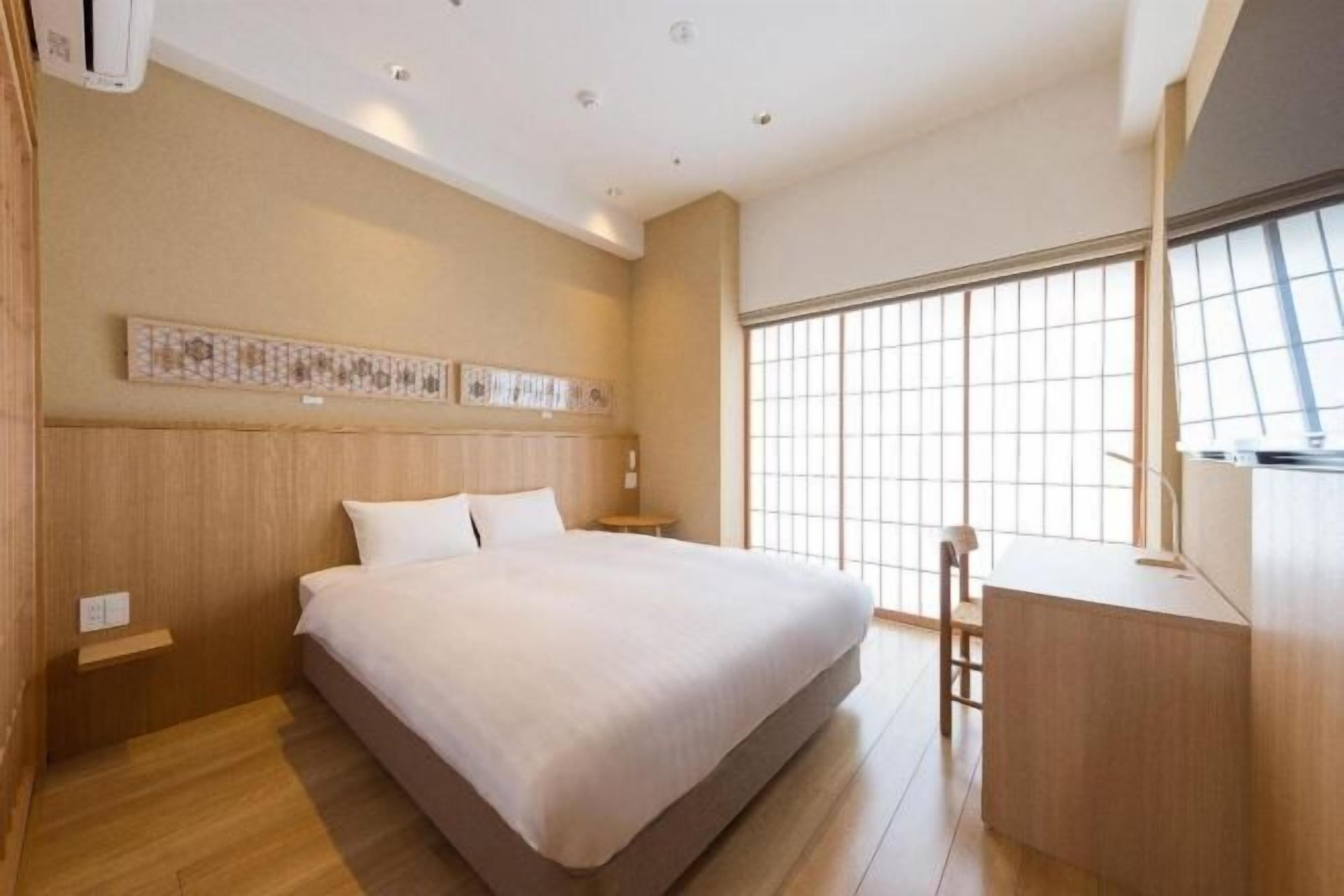 Een kluis op de kamer, een strijkplank/strijkijzer, gratis wifi