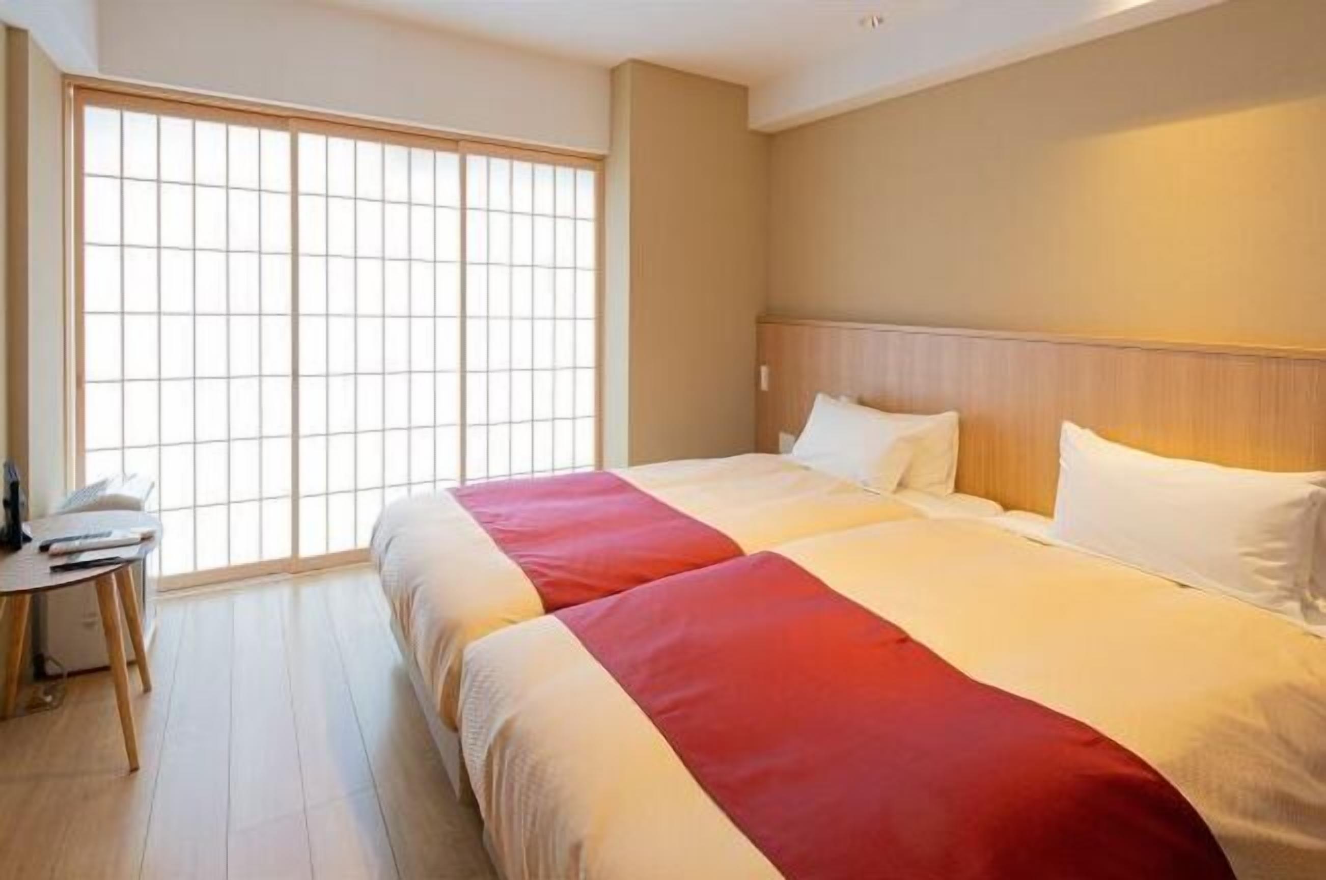 Een kluis op de kamer, een strijkplank/strijkijzer, gratis wifi