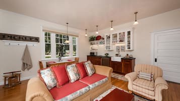 Summer Kitchen Cottage | Living area | 42-inch flat-screen TV with cable channels, TV