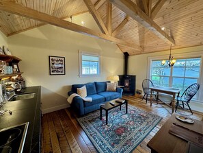 ラグジュアリー コテージ 1 ベッドルーム | リビング エリア | 42 インチの薄型テレビ (ケーブル放送視聴可)、テレビ