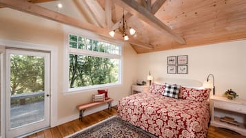 Chicken Coop Cottage | Premium bedding, iron/ironing board, WiFi, bed sheets