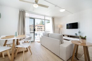 Apartment, 1 Bedroom | In-room dining