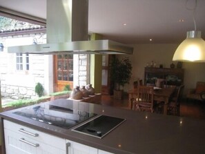 Jääkaappi, mikroaaltouuni, uuni, liesi