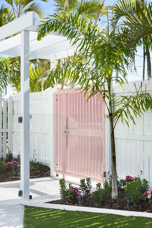 Exterior - Ventura Beach Motel - 1 Bedroom Unit 9 (Mermaid Beach)