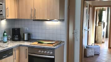 Een koelkast, een magnetron, een oven, een kookplaat