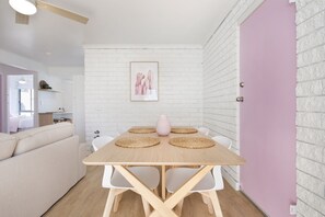 Appartamento, 2 camere da letto | Pasti in camera