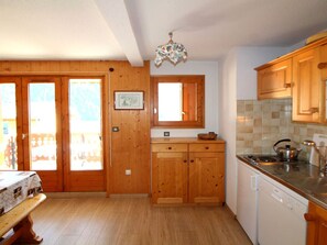 Kühlschrank, Ofen, Geschirrspüler, Wasserkocher mit Kaffee-/Teezubehör