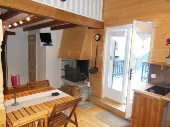 Dining - Cozy 3 rooms with mezzanine, 6 ppl, Champagny-en-Vanoise (Champagny-en-Vanoise)