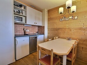 Kylskåp, mikrovågsugn, ugn och diskmaskin