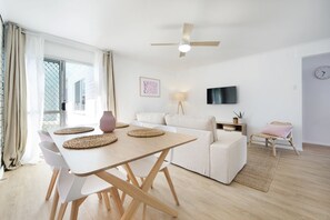 Apartment, 2 Bedrooms | In-room dining