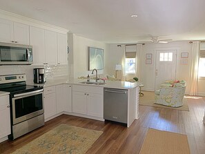 Jääkaappi, mikroaaltouuni, uuni, liesi