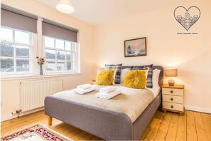2 bedrooms, iron/ironing board, travel cot, WiFi - Sunny & spacious Royal Mile apt dating from 1677 (Edinburgh)