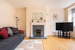 TV, fireplace, books, offices - Sunny & spacious Royal Mile apt dating from 1677 (Edinburgh)