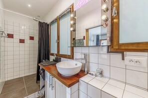 Dusche, Haartrockner, HandtĂŒcher, Seife