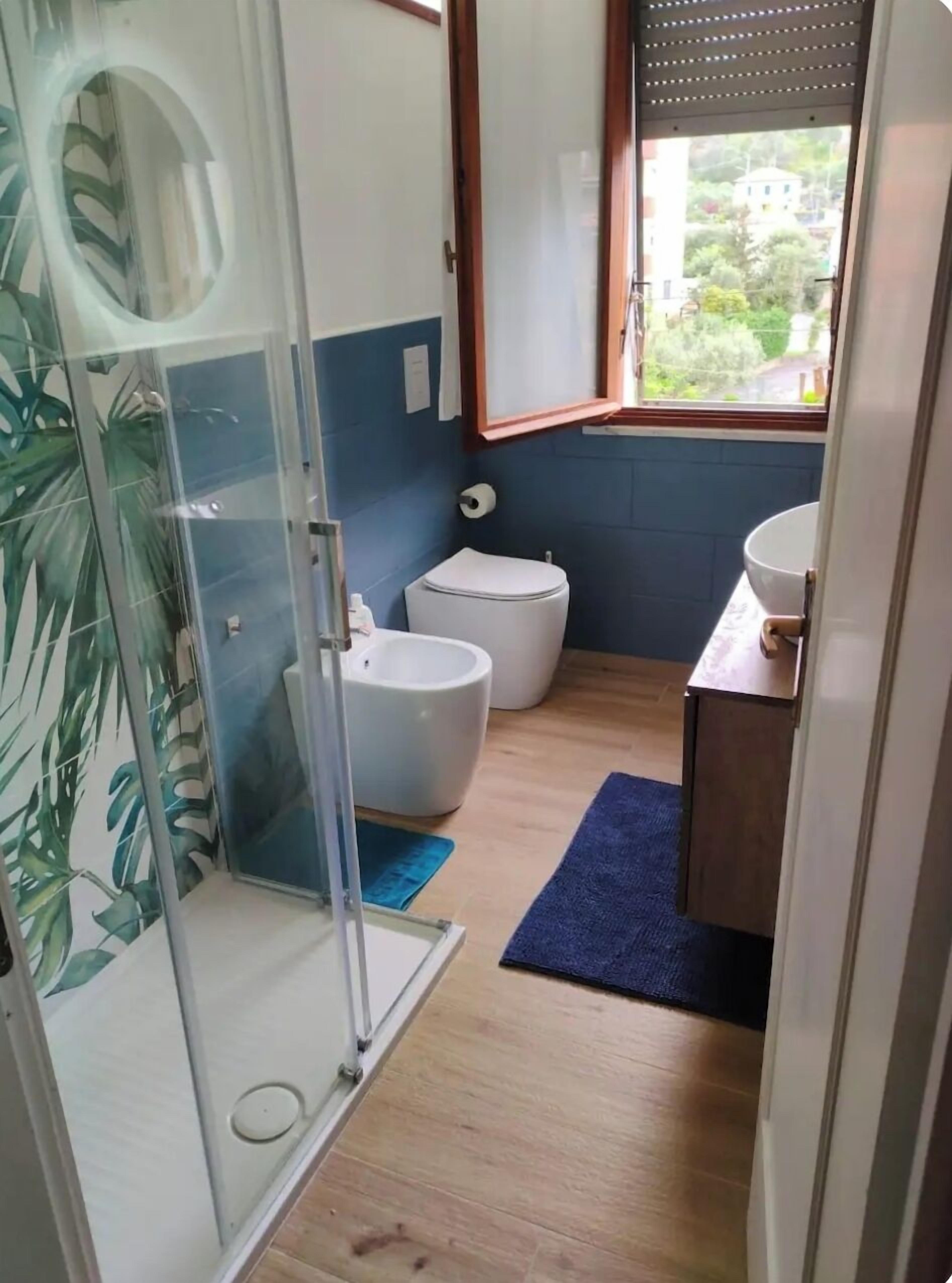 Duschwanne, Haartrockner, Bidet, Handtücher