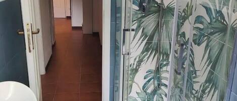 シャワー付き浴槽、ヘアドライヤー、ビデ、タオル