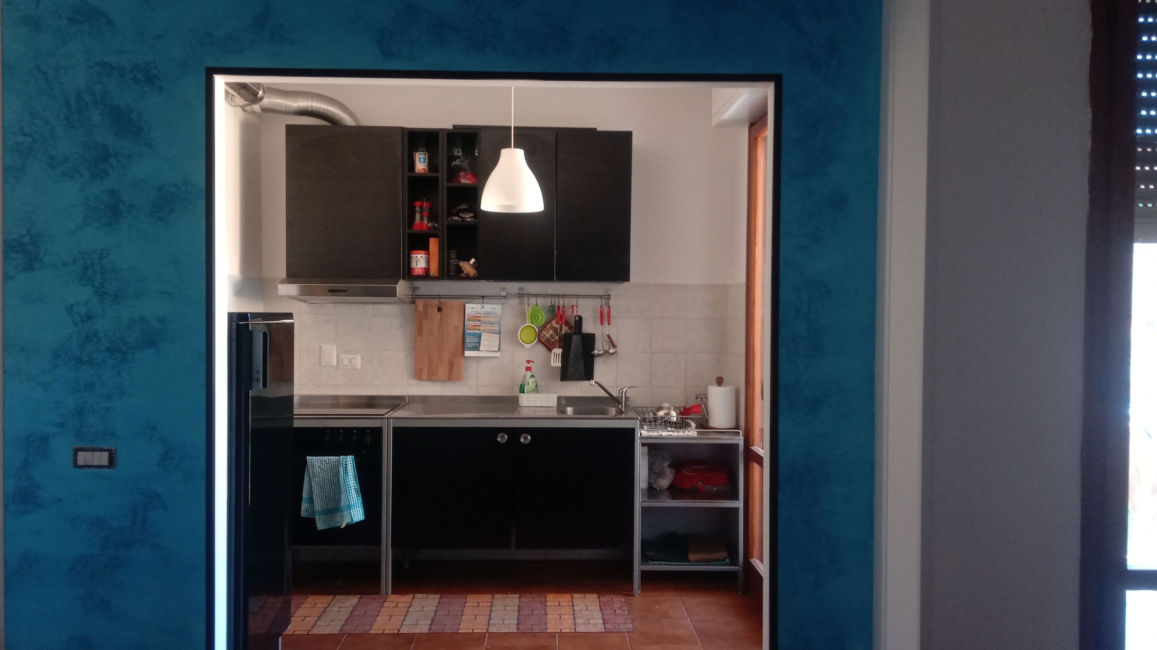 Kühlschrank, Ofen, Herdplatte, Wasserkocher mit Kaffee-/Teezubehör