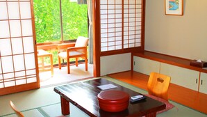 A traditional Japanese room with tatami flooring, a low wooden table, and a red lacquered table tray. - Misasa Onsen Seiryusou (Misasa)
