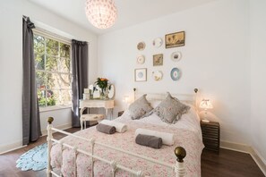 1 habitación, tabla de planchar con plancha, cuna de viaje y wifi 