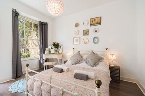 1 habitación, tabla de planchar con plancha, cuna de viaje y wifi 