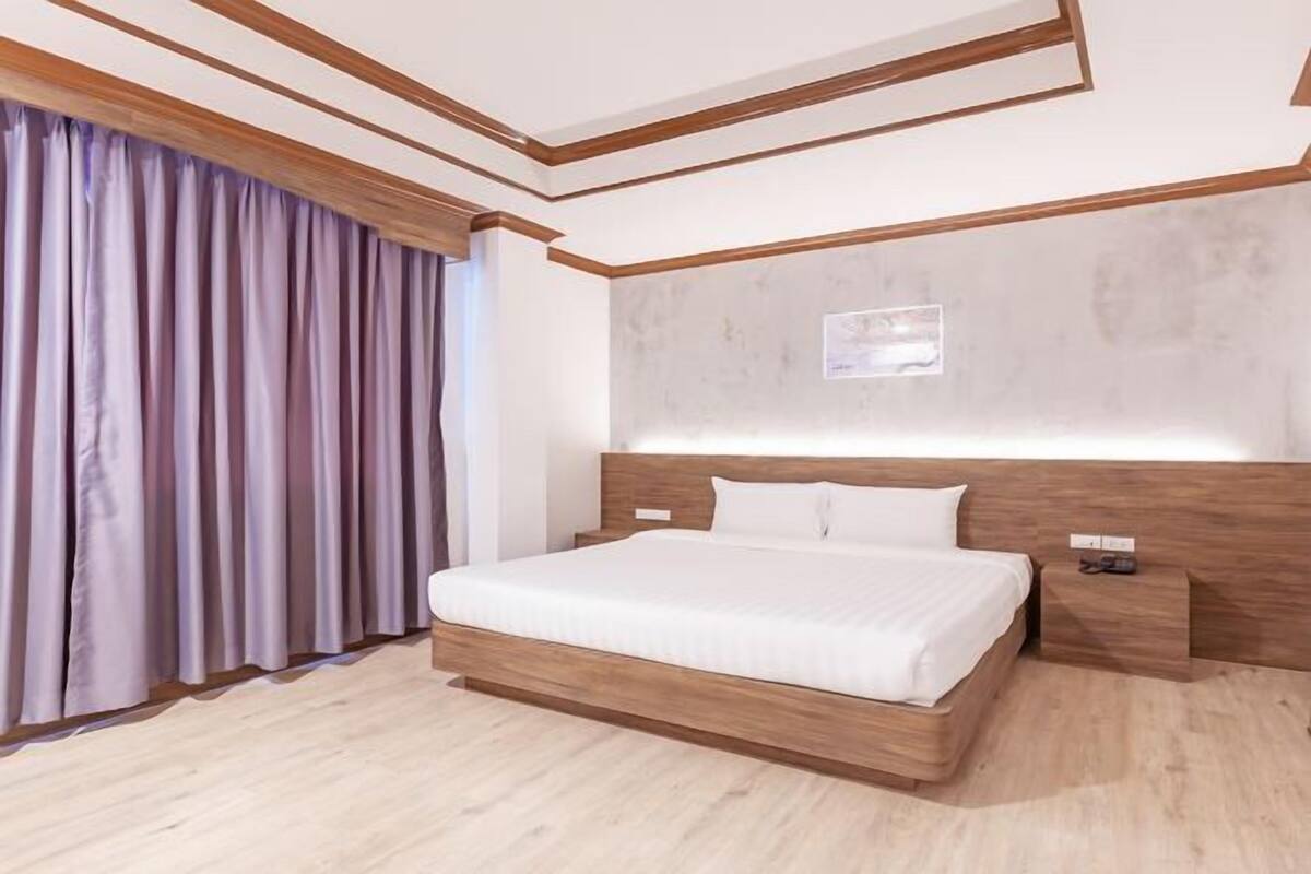 Blackout curtains, free WiFi, bed sheets