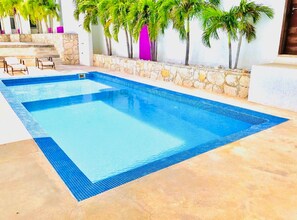 Piscina a l'aire lliure (horari: 07:00-22:00) i gandules 