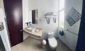 Deluxe Apartment | Bathroom | Shower, hair dryer, towels, toilet paper