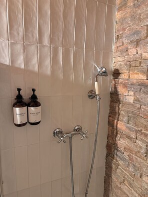Dusche, Haartrockner, Handtücher, Toilettenpapier