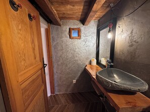 Douche, sèche-cheveux, serviettes fournies, papier toilette