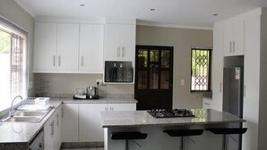 Apartament Comfort | Cuina privada | Frigorífic gran, microones, forn i bullidora elèctrica 