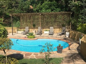 Kolam renang outdoor, dengan kursi berjemur
