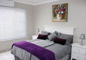 Apartemen Comfort | 2 kamar tidur, ruang kerja ramah laptop, dan setrika/meja setrika