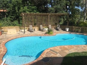 Kolam renang outdoor, dengan kursi berjemur