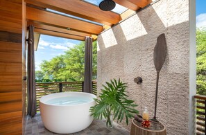 Outdoor spa tub - BEACHFRONT HOME 2 acres, Pool, Tennis, Volleyball. Like your own private resort! (Waimea)