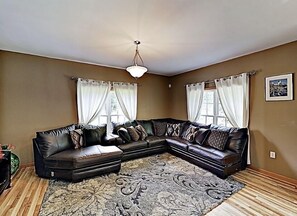 Smart TV, fireplace, DVD player