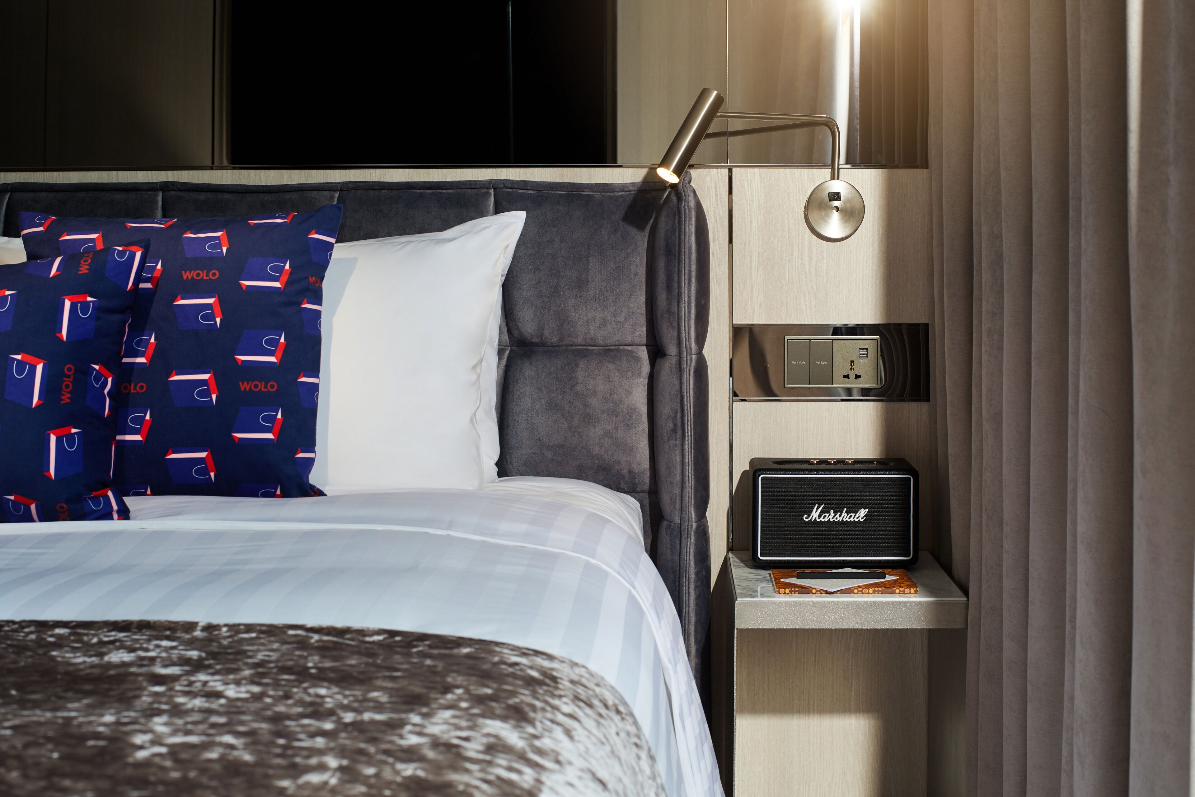 Minibar, caja de seguridad en la habitación y escritorio 