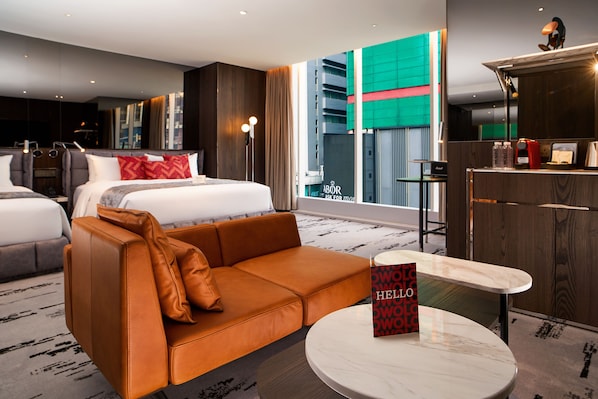 Chambre Quadruple | Coin séjour | Télévision LED