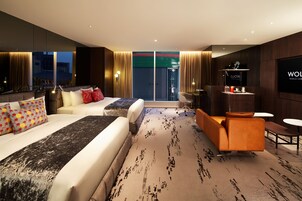 Kamar Quadruple | Ruang keluarga | TV LED