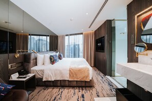 Gold King with window | Living room | LED TV - WOLO Kuala Lumpur (Kuala Lumpur)